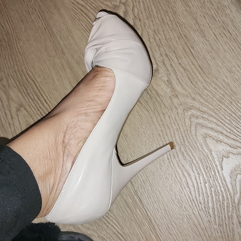 NINEWEST NWT SIZE 8 CREAM LEATHER PLATFORM PEEPTOE PUMPS